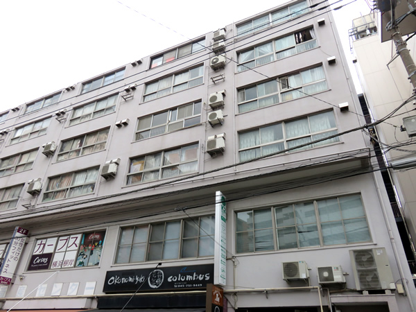 根岸駅前共同ビルの外観