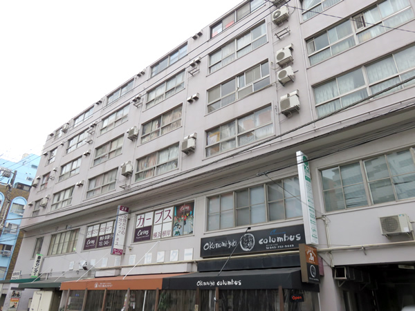 根岸駅前共同ビルの外観