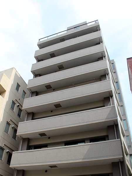 プラハ川崎本町通りの外観