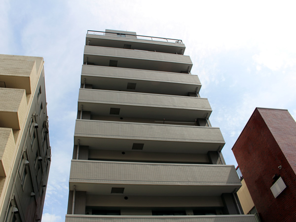 プラハ川崎本町通りの外観