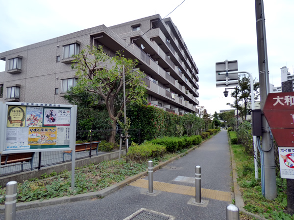 南林間パークホームズ2番館の外観