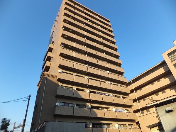 サーパス本厚木の外観