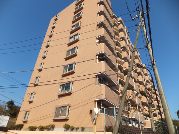 鶴巻温泉サマリヤマンションの外観