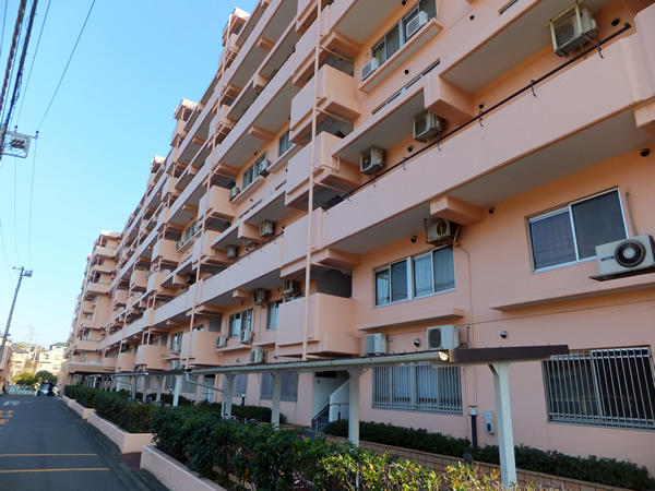 鶴巻温泉サマリヤマンションの外観