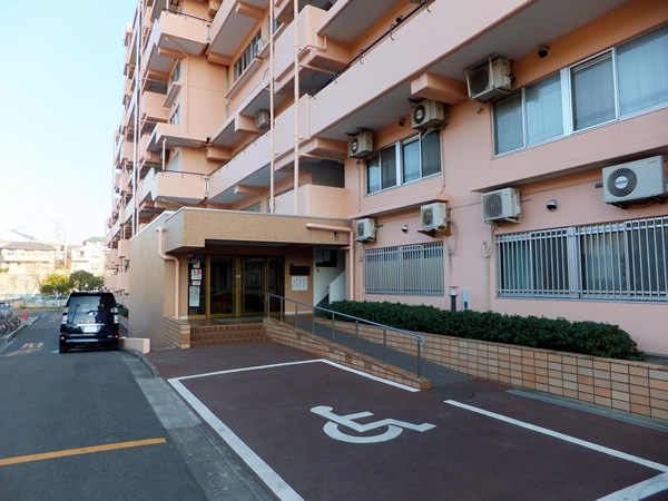 鶴巻温泉サマリヤマンションの外観