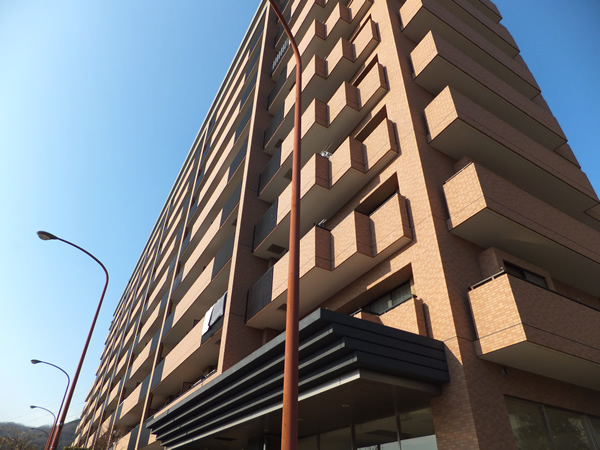 コスモステージ鶴巻温泉の外観