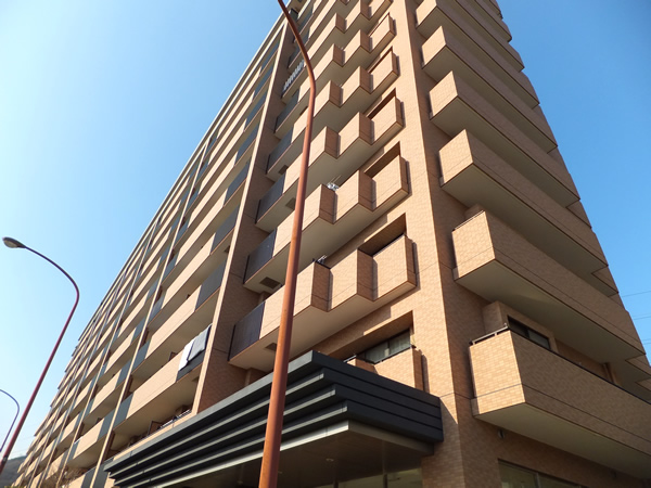 コスモステージ鶴巻温泉の外観