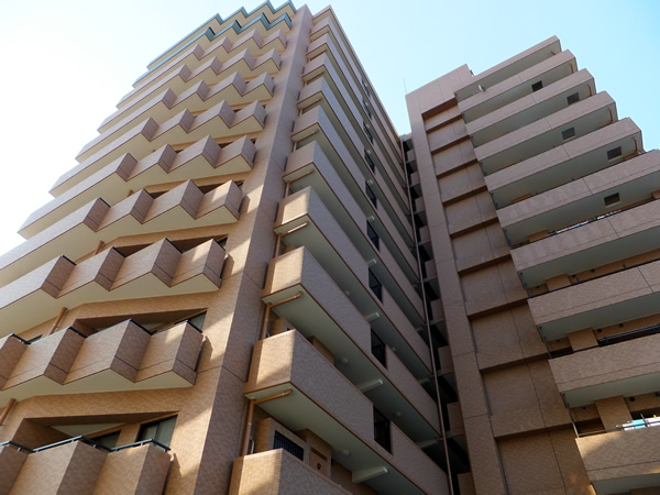 コスモステージ鶴巻温泉の外観