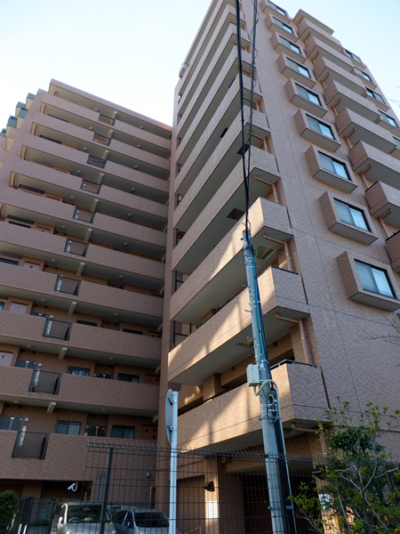 コスモステージ鶴巻温泉の外観