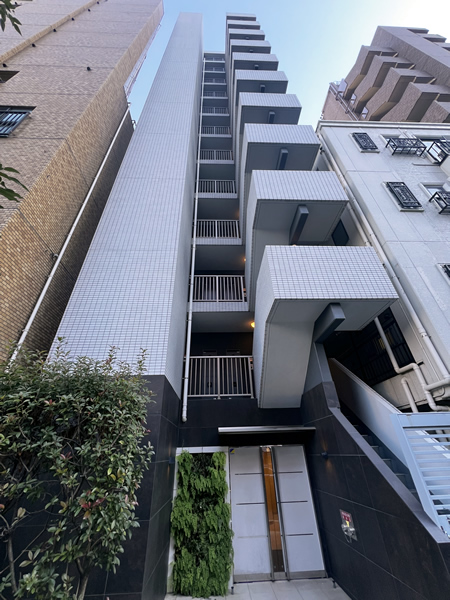 ジェノヴィア西新宿グリーンウォールの外観