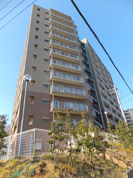 アールケープラザ鶴巻温泉の外観