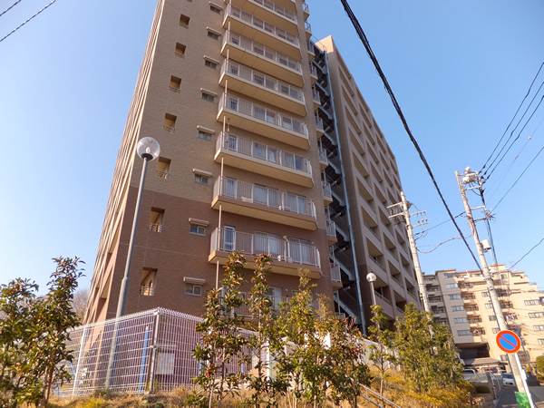 アールケープラザ鶴巻温泉の外観