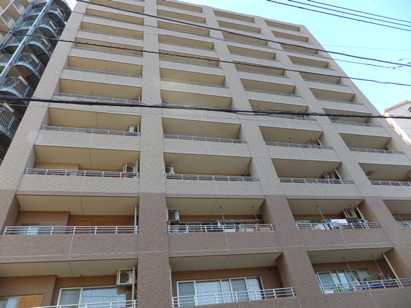 アールケープラザ鶴巻温泉の外観