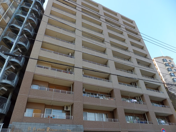 アールケープラザ鶴巻温泉の外観