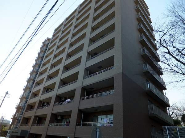 アールケープラザ鶴巻温泉の外観