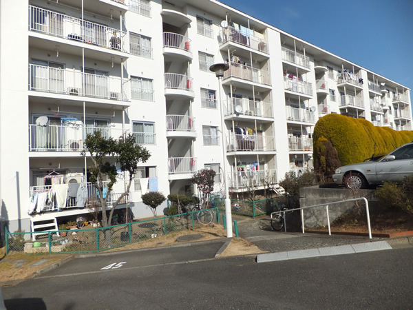 生田明王台ハイツC棟の外観