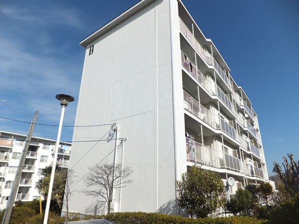 生田明王台ハイツＢ棟の外観