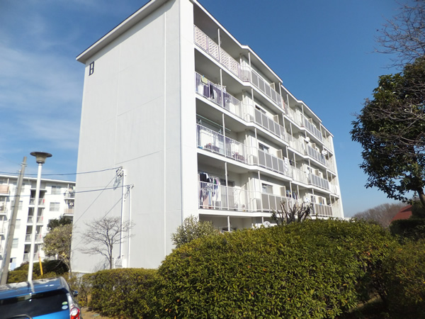 生田明王台ハイツＢ棟の外観