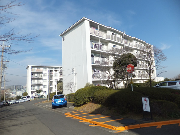 生田明王台ハイツＢ棟の外観