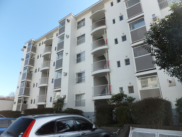 生田明王台ハイツＢ棟の外観