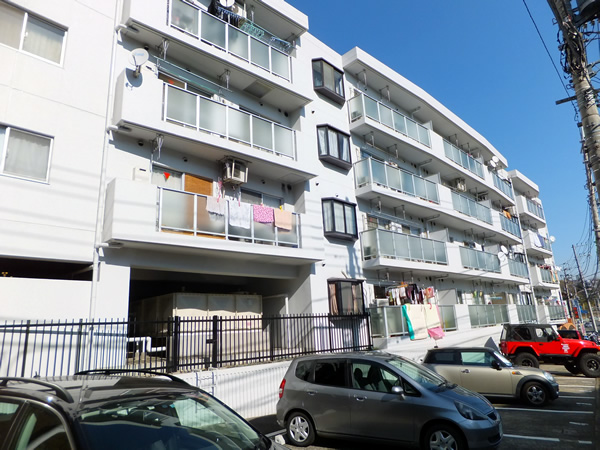 ファミネス生田の外観