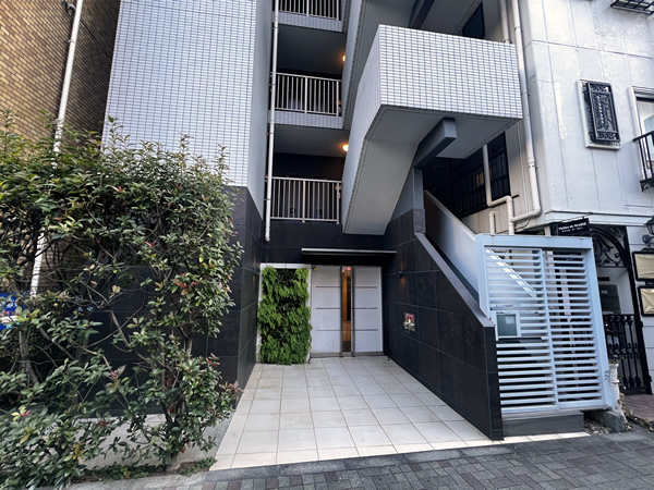 ジェノヴィア西新宿グリーンウォールの外観