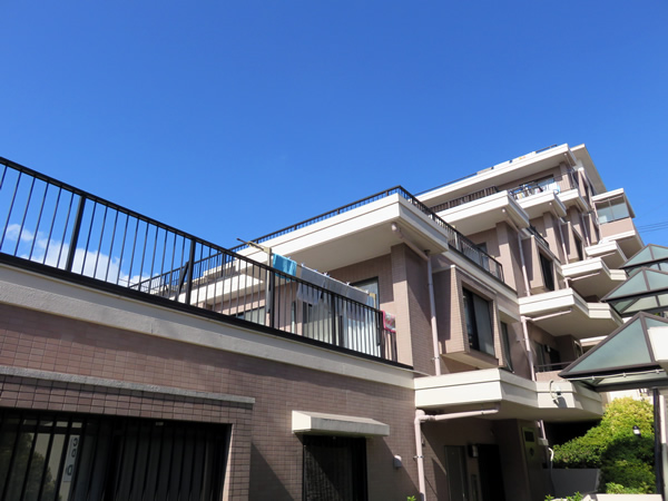 ライフヒルズ北山田Ｃ棟の外観