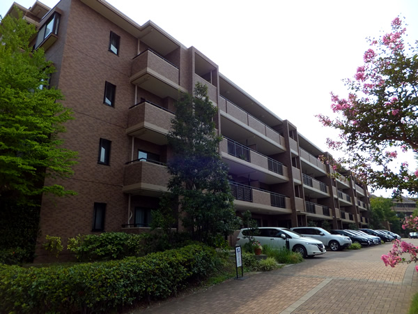 港北ニュータウンイオ10番館の外観