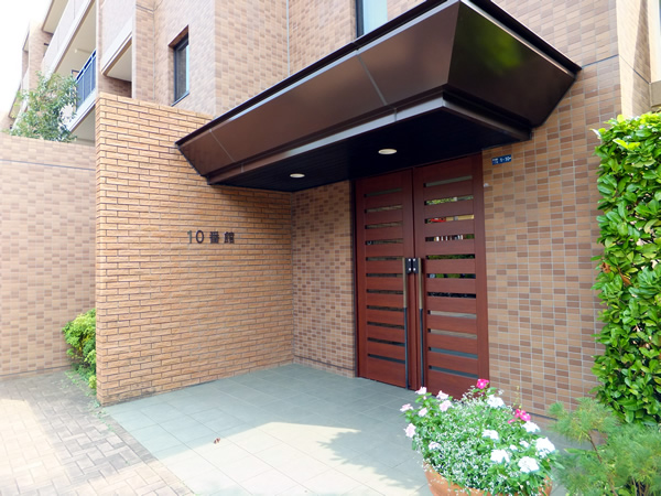 港北ニュータウンイオ10番館の外観