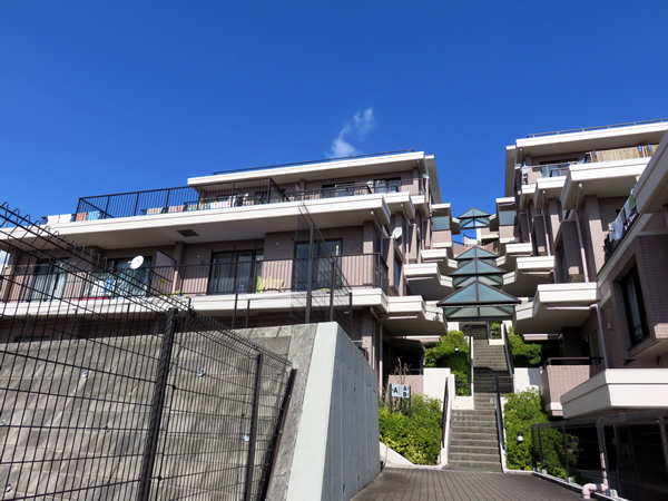 ライフヒルズ北山田Ａ棟の外観