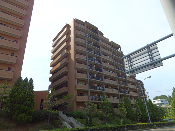 港北ニュータウンイオ8番館の外観