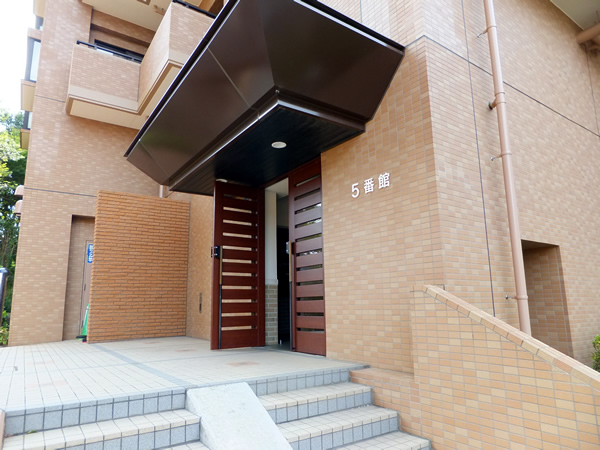 港北ニュータウンイオ5番館の外観