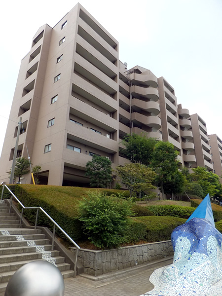 ヒルズアスパイア2号棟の外観