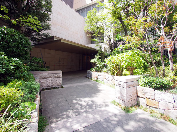 グランドターミナルタワー本八幡の外観