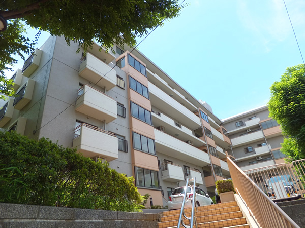 江田ロビニアの外観