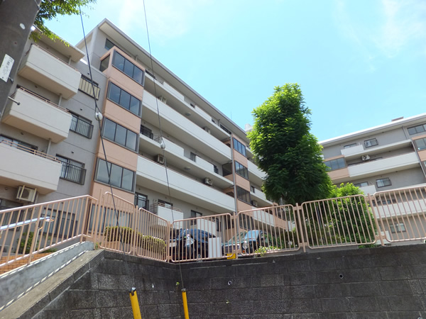 江田ロビニアの外観