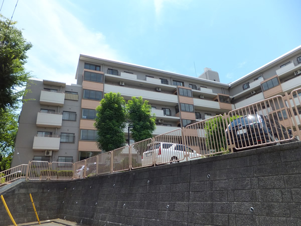 江田ロビニアの外観