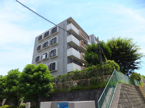 江田ロビニアの外観