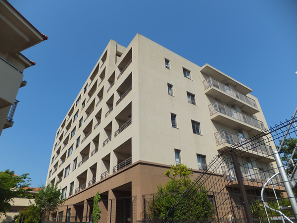 クレッセントユーパリノスの丘パームヒルズ棟の外観