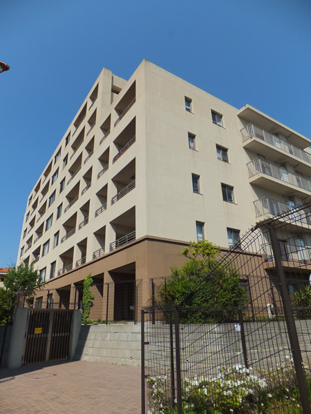 クレッセントユーパリノスの丘パームヒルズ棟の外観