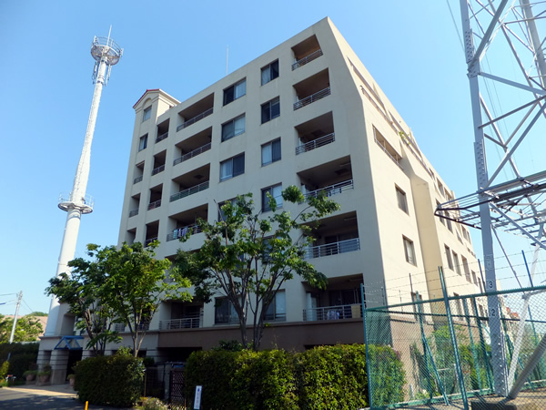 クレッセントユーパリノスの丘パームヒルズ棟の外観