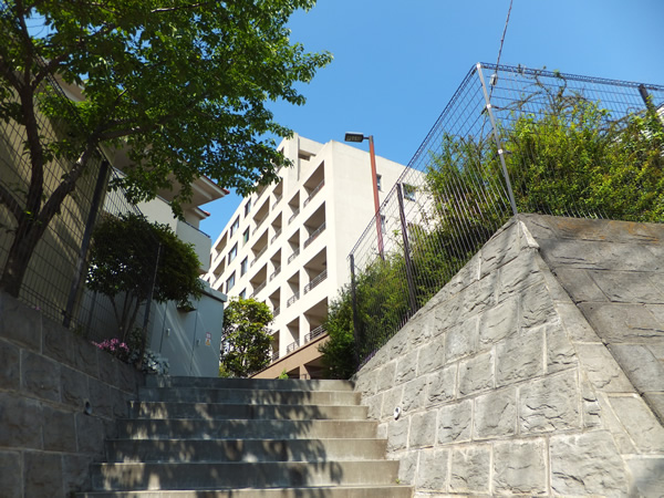 クレッセントユーパリノスの丘パームヒルズ棟の外観