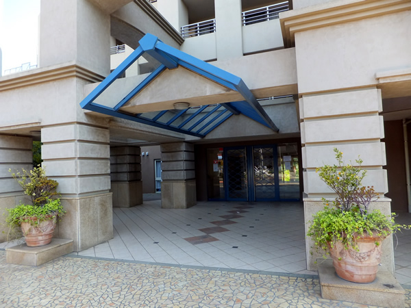 クレッセントユーパリノスの丘パームヒルズ棟の外観