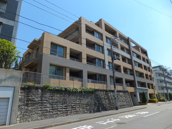 リブゼ横浜クレインコートの外観