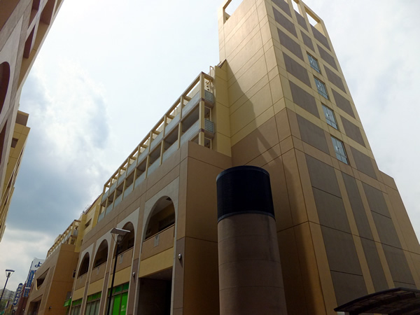 ホーメストプラザ十日市場西館の外観