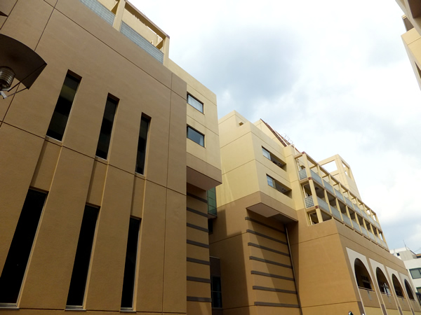 ホーメストプラザ十日市場西館の外観