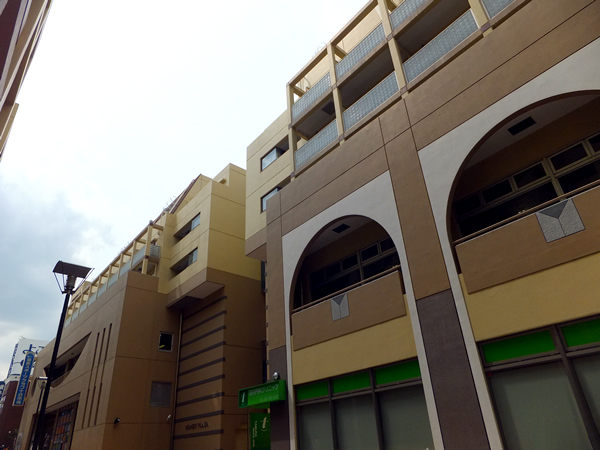 ホーメストプラザ十日市場西館の外観