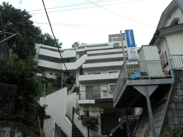 セザール鶴川ガーデンヒルズの外観