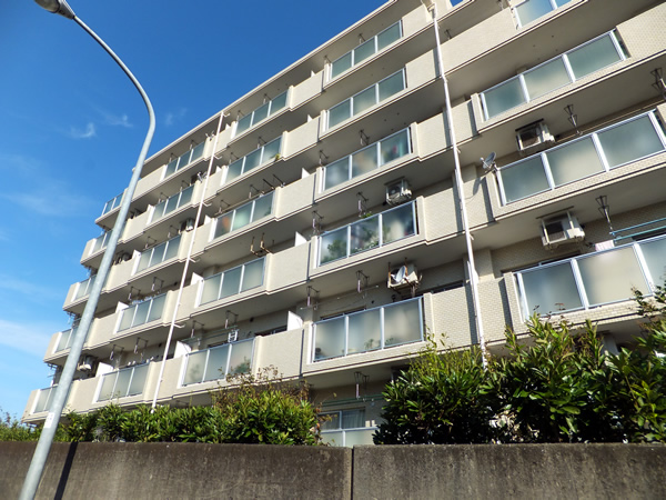 コスモ大倉山2番館の外観