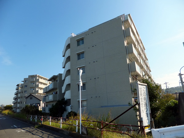 コスモ大倉山2番館の外観